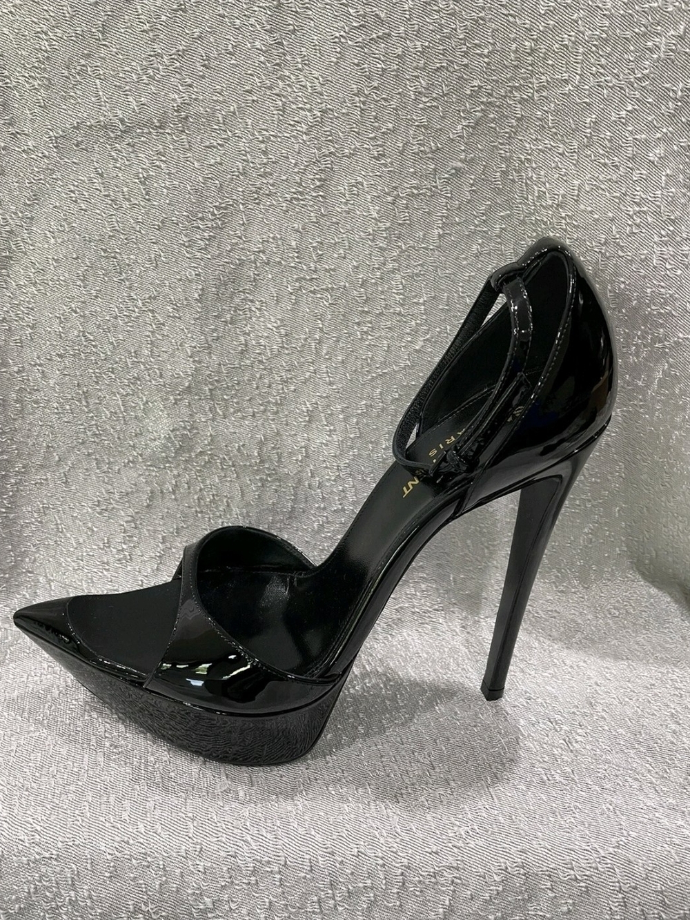 ISO SAINT LAURANT BETTY BLACK PATENT HEEL